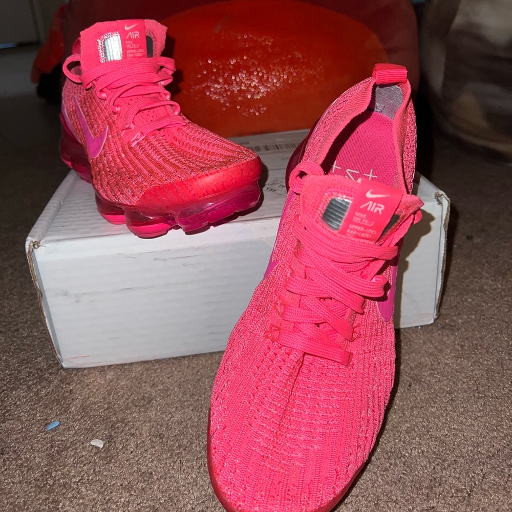 Nike Air Max VAPORMAX Vibrant Pink Sneakers